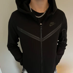 Nike tech fleece svart - Väldigt bra skick, använd två gånger. Säljer pga den har blivit för kort för mig