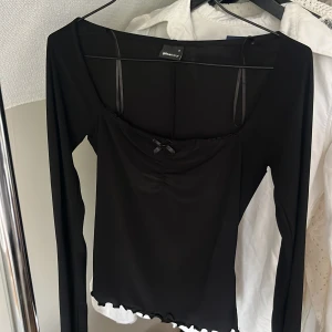 Jättegullig topp  - Jättegullig topp ifrån Gina tricot med fin urringning och detaljer, helt ny utan lapp!