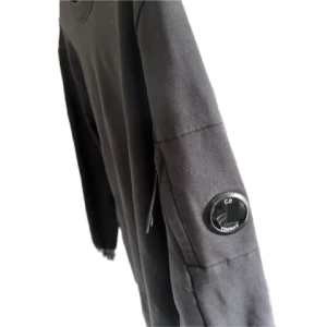 Svart tröja från C.P. Company - Tjo, säljer nu denna fina c.p tröja då den inte kommer till användning längre. Väldigt fint skick fastän den är använd ett bra tag.  Köpt på NK för ca 2500kr Storlek M passar även en stor S Inga skador! Skriv vid intresse!