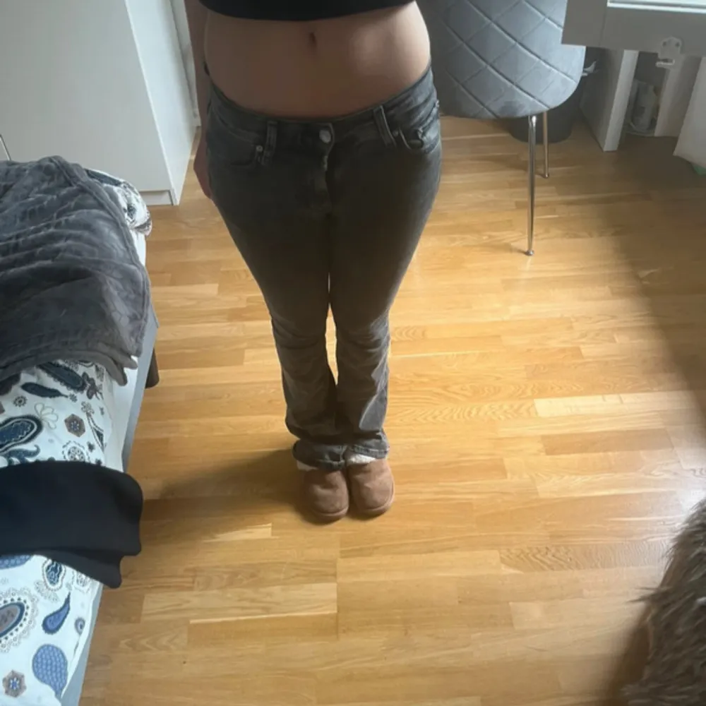 Säker dessa low waist jeansen då ja aldrig använder dem. Lite nedtrampade längts ner vid benen. Jeans & Byxor.