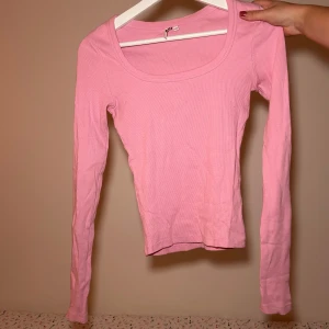 Tröja - Figursydd rosa ribbad tröja från Nelly, används ej. Strl S (passar xs mer)