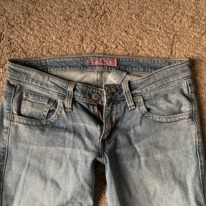 Levis low waist bootcut jeans - Super low waist, ST 27 och passar tyvär inte mig som är 152cm, kan tänka mig att de passar bättre till 157+, jeansen är superlow waist och bootcut, köpta i plick