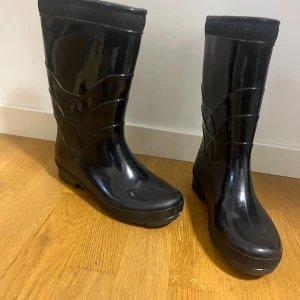 Glansiga vanliga gummistövlar stl 41 - Svarta gummistövlar i stl 41