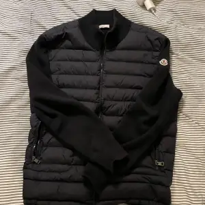 Hej! Säljer nu min Moncler cardigan, har haft den i ett år men den är i 8/10 skick nypris: 10500 mitt pris 3000  Det är bara att höra av sig om några funderingar kan även gå ner i pris vid snabb affär!!👍🏼