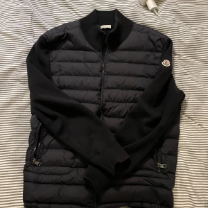 Moncler cardigan - Hej! Säljer nu min Moncler cardigan, har haft den i ett år men den är i 8/10 skick nypris: 10500 mitt pris 3000  Det är bara att höra av sig om några funderingar kan även gå ner i pris vid snabb affär!!👍🏼