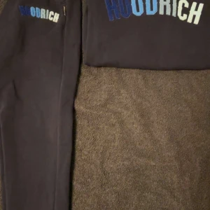 Hoodrich outfit - Ganska bra skick har använt de förra vintern har byt stil så använder inte den så mycket för tillfället. Därför säljs den för lågt pris.