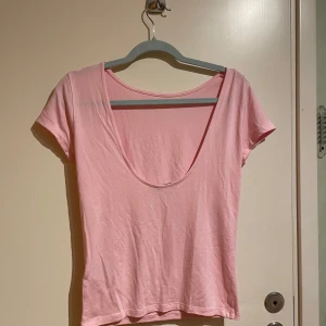 T-shirt öppen rygg - Lager 157 tröja med öppen rygg i rosa i str M💘