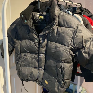 Dun jacka  - Liten håll i armen, går att fixa. Frakt tillkommer. 