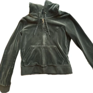 Grön Juicy velour ziphoodie - Grön Juicy couture ziphoodie❣️ Nästan helt oanvänd❣️ Köpt för 600kr❣️ Fråga gärna på om ni undrar något❣️