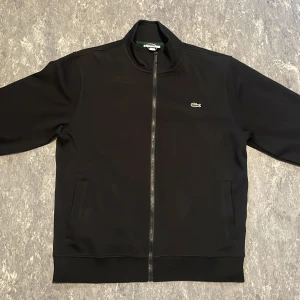 Lacoste zip - Lacoste zip i storleken L. Har du frågor eller funderingar så hör av dig!