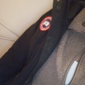 Canada Goose  - Säljer Canada Goose vinterjacka. Riktigt varm och skön till kalla dagar. Står i jackan stl M men skulle säga att den är liten i storleken och sitter mer som S. Nytvättad! Avtagbar päls, hör av er vid fler frågor 💗💗