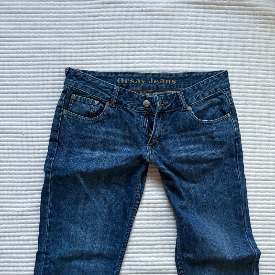 Lågmidjade utsvängda jeans 