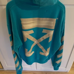 Off-White Tape hoodie - Säljer min off white tröja pga att ja knappt använder den. Köpt runt april 2024 knappt använd. 100% äkta har kvitto och tags kvar.  pm om ni har frågor