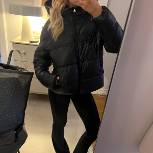 Jättemysig vinterjacka  - Denhär jackan är perfekt till vintern och jag tycker att den är jättevarm och bekväm💕