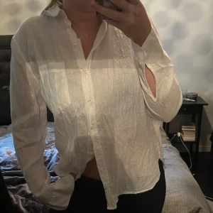 Skjorta  - Snygg linneskjorta som endast använts ca 3ggr. Superbra skick!!🤍