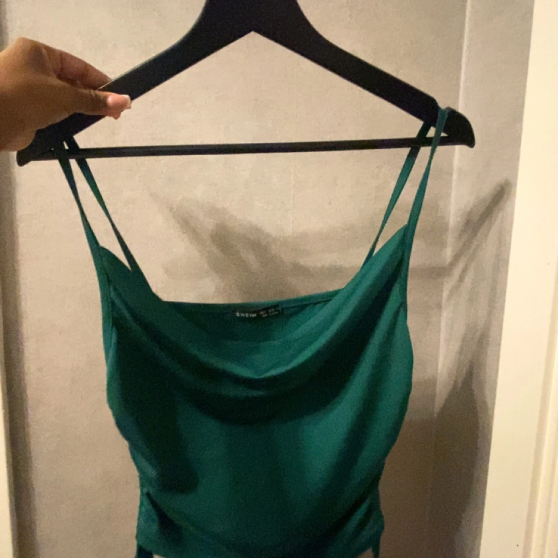 Grön drawstring top.