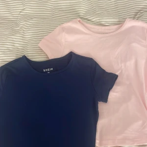 Två aldrig använda tröjor. - Två helt nya SHEIN tröjor i färgen mörkblå och ljus rosa. Mjukt tyg och fin passform