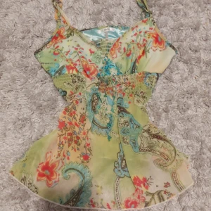 Vintage grön tanktop  - Jätte fin grön babydoll sittande tanktop med kristaller! Köpt I secondhand. Skriv för mer bilder 💗