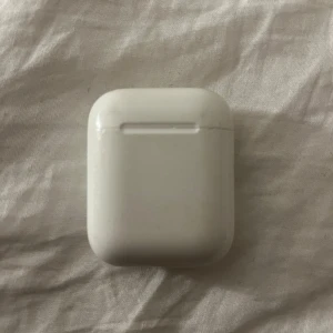 Air-Pods Gen 1 - Använda, men i bra skick Gen 1(äkta) hör av dig vid fler frågor.💗