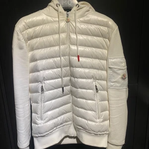Moncler cardigan - Säljer nu den här feta cardigan i storlek S  Scan finger såklart o alla tags är bra. Haft den cirka en månad men säljer den nu för den blivit för liten