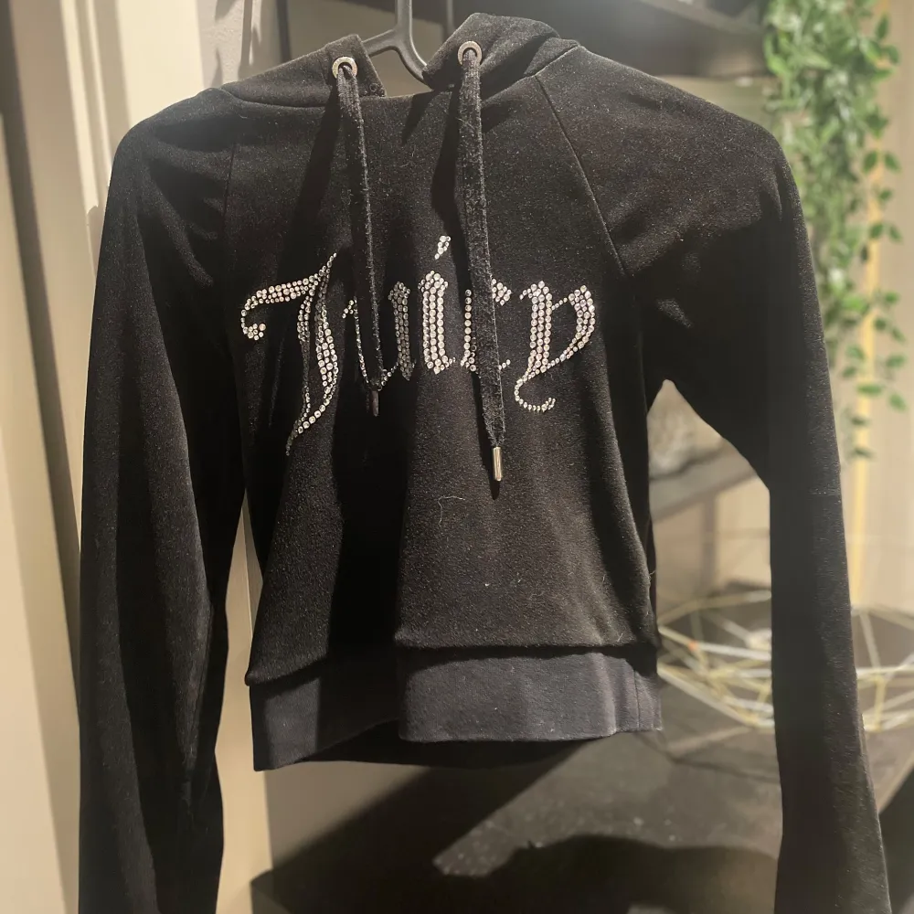 Säljer en superfin svart hoodie och Byxor till från Juicy Couture i storlek XXS. Den har en glittrig Juicy-logga på framsidan och på rumpan och är croppad för en trendig look. Perfekt för både vardag och fest! 💎. Tröjor & Koftor.