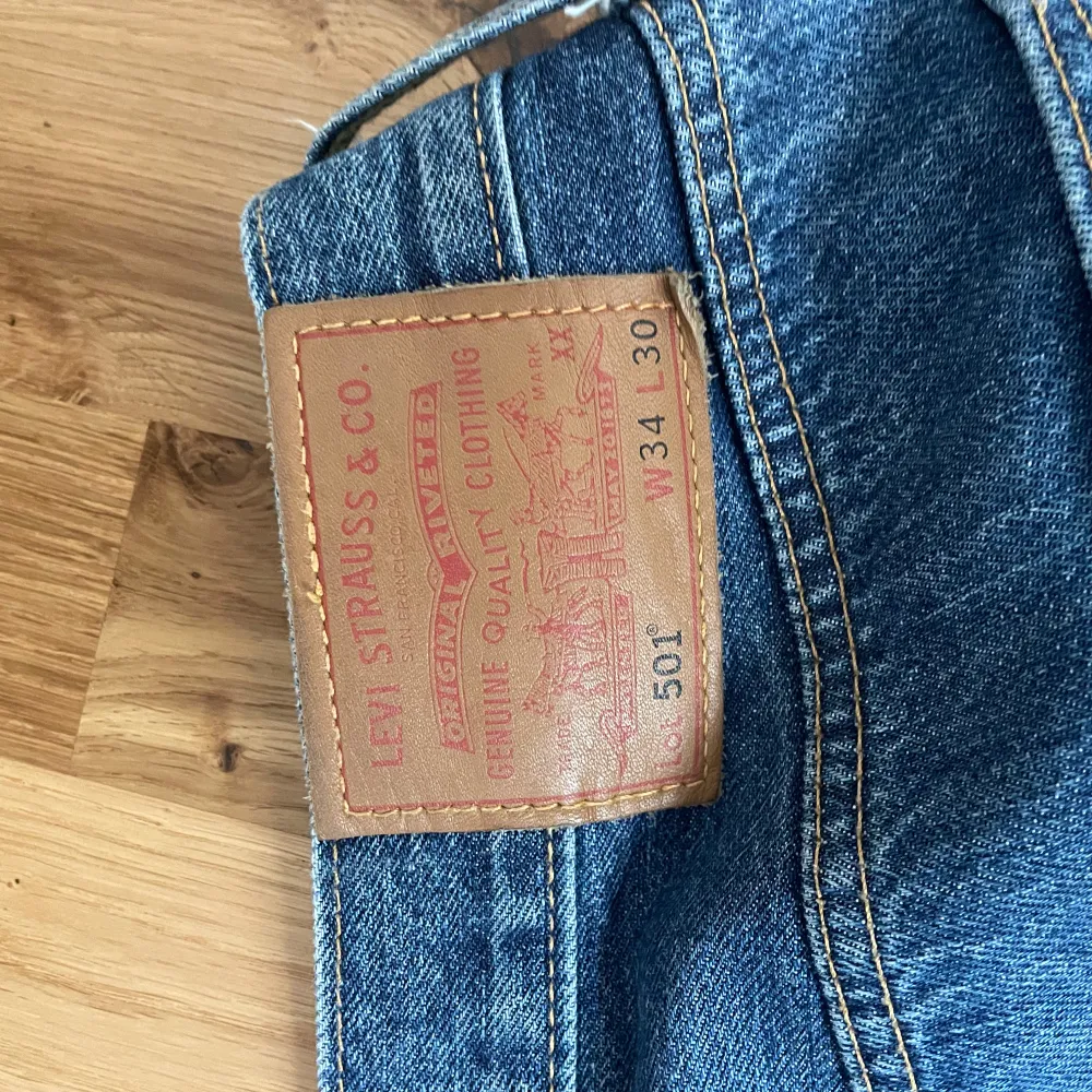 Säljer Levis 501 i riktigt fint skick. Pris går att diskuteras. Jeans & Byxor.