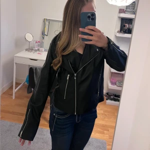 Jätte snygg läderjacka😍 - En läderjacka med fickor och dragkedjor från Vila. Är i storkek L men passar perfekt på mig som har storlek S/M. Jättebra kvalitet, inga defekter. 