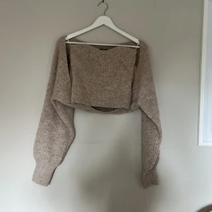 Beige stickad set från Gina Tricot  - Säljer detta mysiga set från Gina Tricot! Ett ribbstickat set med två delar. Bandeau topp i storlek XS och en bolero i storlek S. Använt endast fåtal gånger då den inte har kommit till användning för mig!☺️