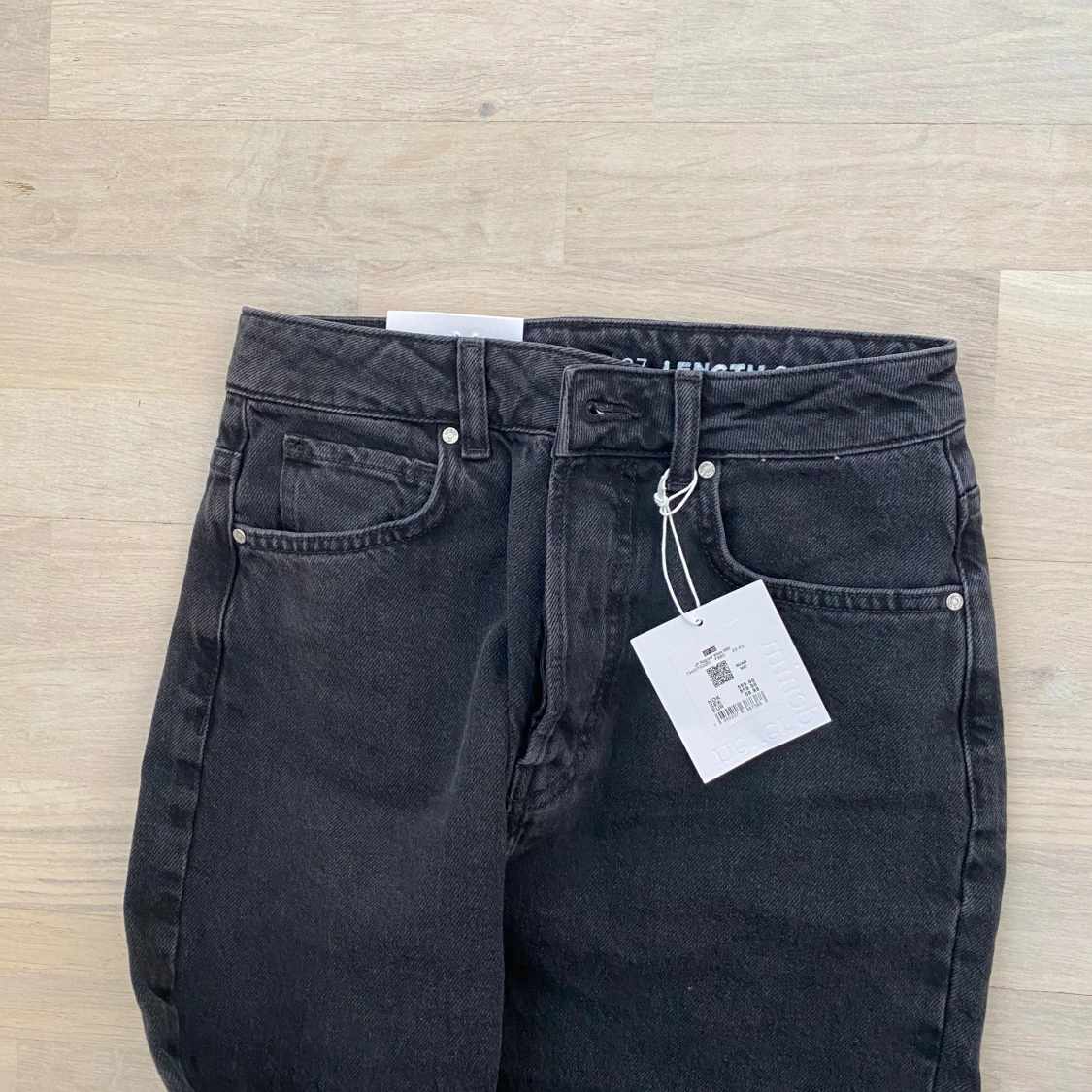 Helt nya svarta vida jeans, Regular wide. Strl 27/32 - 92
