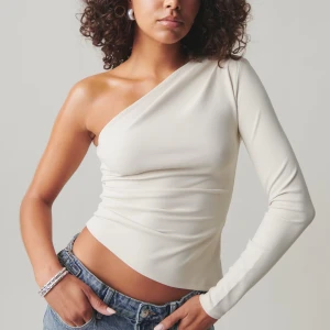 One shoulder top 🤍 - Säljer nu denna fina one shoulder top från ginatricot, som är slutsåld på hemsidan! Endast använd en gång, säljer pågrund av att den ej kommer till användning 🤍 Storlek XS