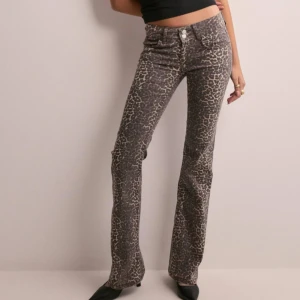 Leopard jeans - Säljer mina helt slutsålda och supersnygga leopard jeans för att dom tyvärr är för stora💓 de är i storlek 38 och bara använd ett fåtal gånger, som nya ⭐️pris går alltid att diskutera, de är i nyskick 