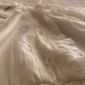 Säljer denna as gulliga blus!!!!😍😍😍från sofie schnoor - Prislapp kvar  Kommer aldrig till användnings  Bra skick Den är vit/beige 