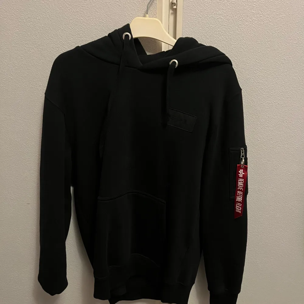 Säljer min alpha industries hoodie då den aldrig kommer till användning. Jag har inte använt den så många gånger så den är i gott skick:). Hoodies.