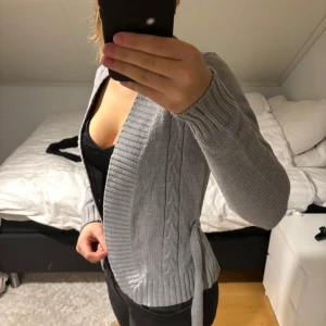 Kofta - Stickad kofta från Vero Moda som man kan knyta på olika sätt. Kommer inte till användning. Skriv för mer info💕