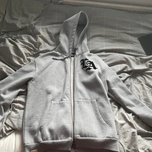 DePalma hoodie  - En grå hoodie från märket DePalma knappt använd inga defekter i storlek M, köparen står för frakten. Pris kan diskuteras 