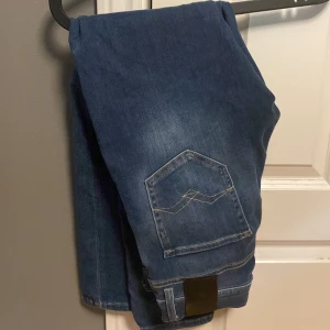 Replay Jeans - Ett par skit snygga och trendiga replay slim fitt jeans i en mellanblå färg med en stilren tvätt. Byxorna är i storlek 29W 30L Släpper dessa billigt så passa på!!