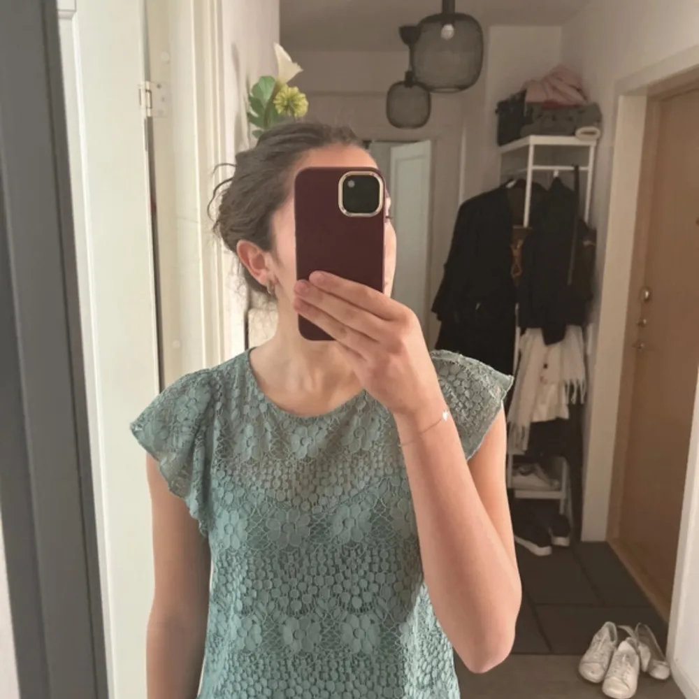 Söt blus från mango men orginalt från märket som står på sista bilden💕. Puserot.