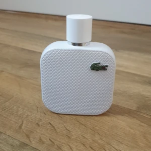 Lacoste parfym - Lacoste L12.12 eau de toilette. Det är ungefär 95/100 ml kvar i flaskan då den knappt är använd😊