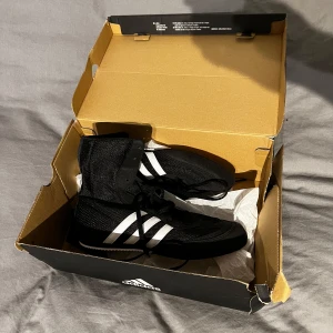 Adidas Boxningsskor - Helt oanvända adidas boxningsskor i storlek 40