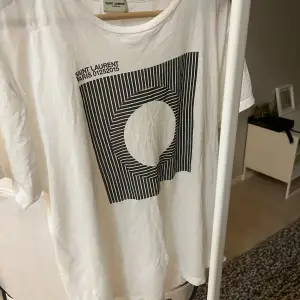 Säljer min eftertraktade saint Laurent tshirt. Den är i rätt använt skick, men fortfarande riktigt snygg. Passar perfekt under andra plagg till hösten, men den är tunn så super till sommaren också! Passar storlek S. Självklart äkta. 