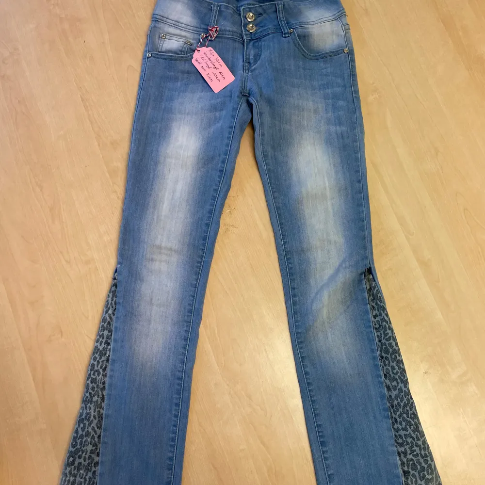 Lågmidjade bootcut jeans med leopard design. Återanvända jeans och sytt för hand. Mått finns bland bilderna. Hör av er för frågor. 💗 Rewild Denim UF. Jeans & Byxor.