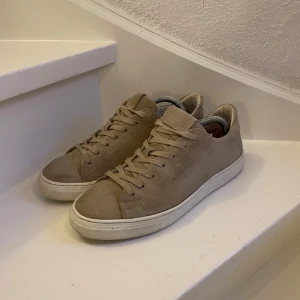 Björn Borg skor  - Säljer ett par riktigt snygg Björn Borg skor i storlek 42, I bra skick. Priset kan diskuteras vid snabb affär    Skriv frågor om du har några!! 