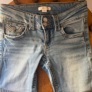 Gina Young Jeans  - Hej! Säljer dessa lågmidjade bootcut jeansen från Gina Young i storlek 146, då dom inte passar(helt nya se kvitto på bild)men hade dragit bort lappen så fick inte returnera! Nypris 359kr jag säljer dom för 200kr pris kan möjligtvis diskuteras!🥰