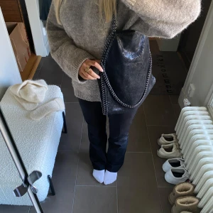 Svart väska - Säljer denna snygga svarta axelväska då den inte kommer till någon användning. Den är i bra skick och passar till de flesta tillfällen. Köparen står för frakt ❤️