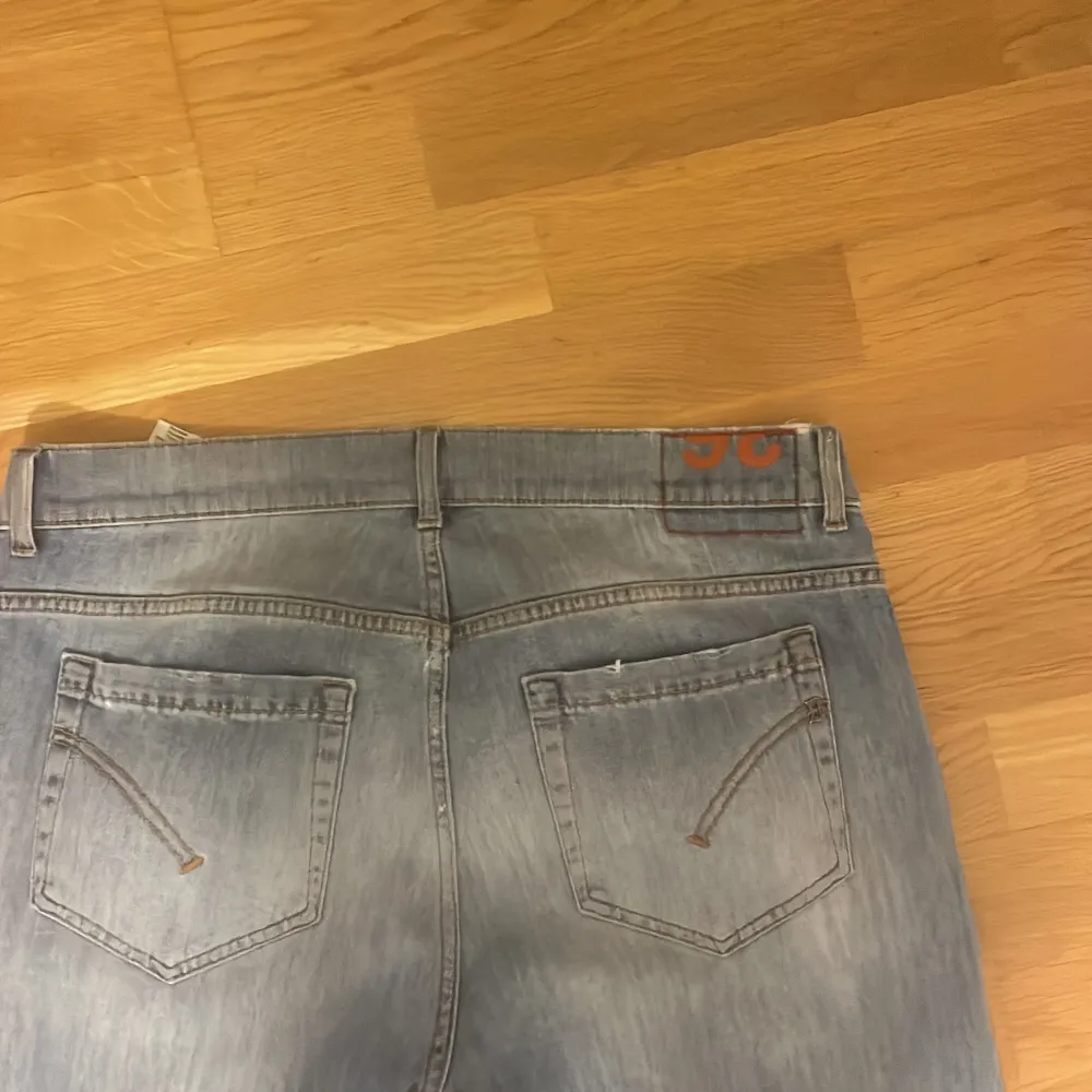 Dondup jeans nya med prislapp. Storlek 36, 43 cm i midjan och ben längd 103 cm.. Jeans & Byxor.