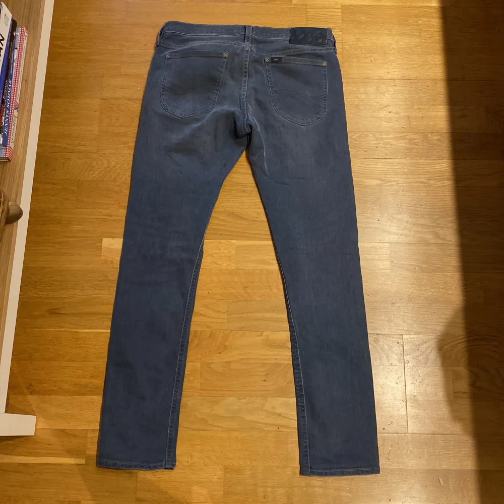 Säljer dessa gråa Slim fit jeansen från Lee. Storlek 31-32. Nypris runt 1200 mitt pris 300 eller kom med bud💰! Bvsa. Jeans & Byxor.