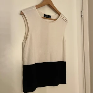 Topp - Jätte snygg och clean topp för alla ändamål!! Använd fåtal gånger, passar XS och S. 💛