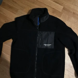 Jack n Jones jacka  - En riktigt skön Jack n Jones jacka som är otroligt varm inför vintern. Aldrig använt jackan då den inte är riktigt min stil och säljer pga jag behöver pengar. Skriv vid funderingar