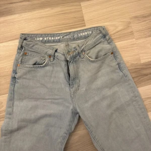 Bikbok petite jeans - Säljer dessa populära jeans från bikbok. Sitter väldigt fint på är i storlek 27 petite. Inget fel på dem.