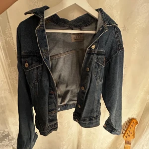 jeans jacka - jättefin jeans jacka BRA SKICK